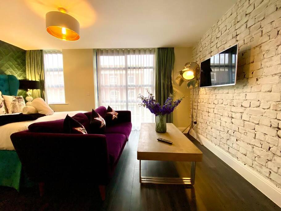 Stunning Apartment Suite - Free Parking & Wifi! بول المظهر الخارجي الصورة
