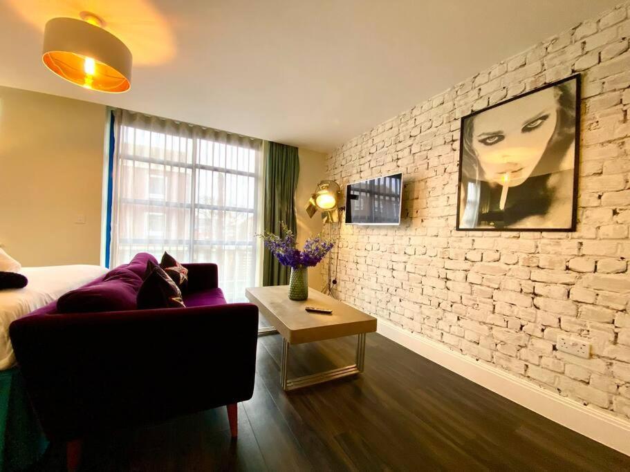 Stunning Apartment Suite - Free Parking & Wifi! بول المظهر الخارجي الصورة