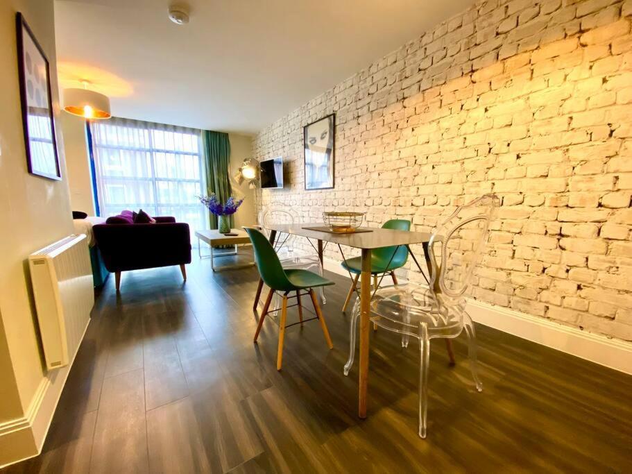 Stunning Apartment Suite - Free Parking & Wifi! بول المظهر الخارجي الصورة