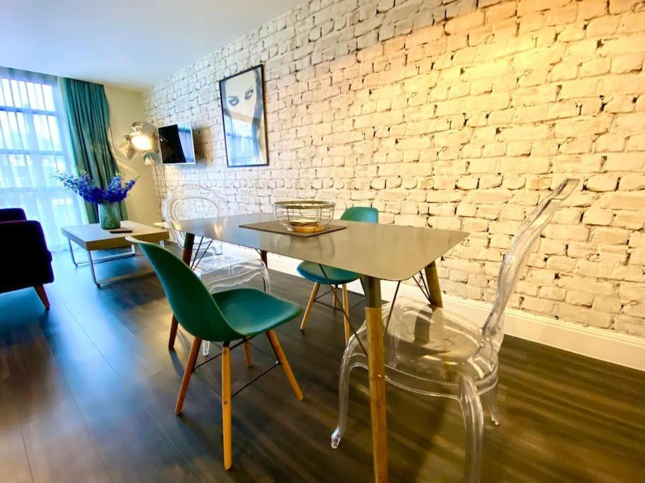 Stunning Apartment Suite - Free Parking & Wifi! بول المظهر الخارجي الصورة